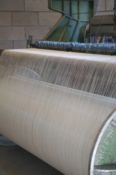Telar industrial de la fábrica en Tucumán con tela de algodón