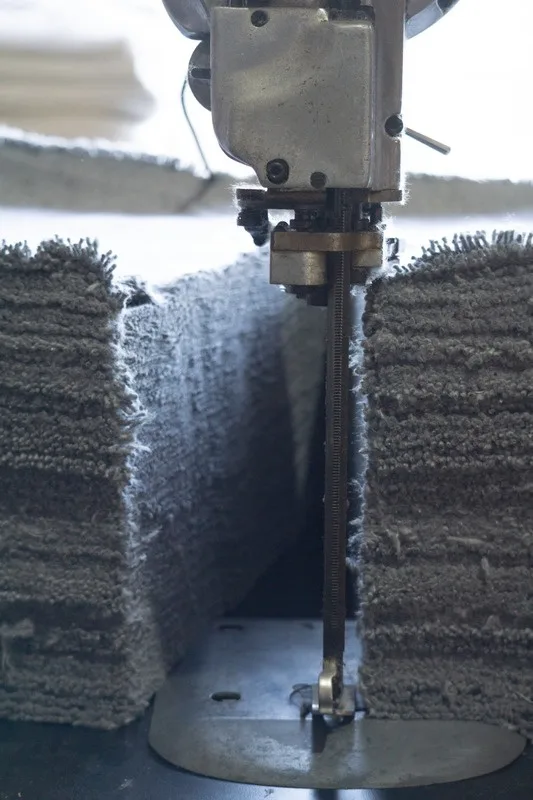 Máquina de corte con pilas de trapos en la fábrica