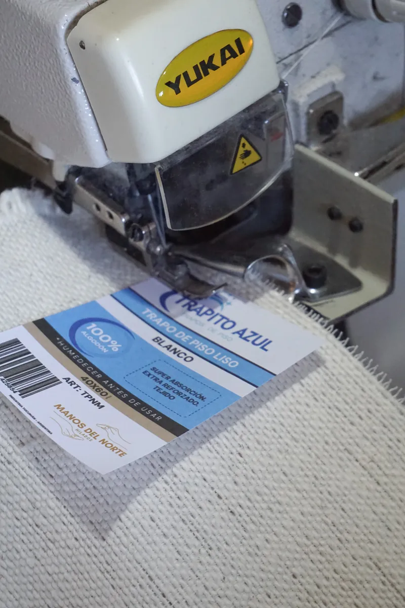 Costura de un trapo con la etiqueta Trapito Azul