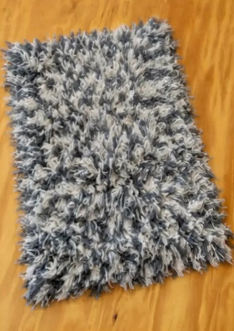 Alfombra mullida gris y blanca de algodón