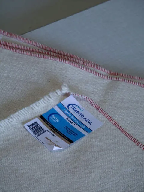 Trapo de piso blanco Trapito Azul con su etiqueta